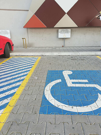 паркинг место за особе са инвалидитетом испред тржног центра