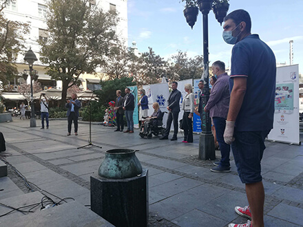 државни званичници испред Културног центра Београд чекају обраћање
