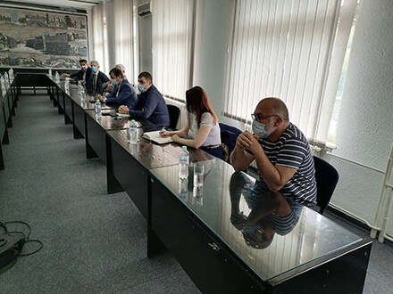 učesnici sastanka u Kragujevcu sa desne strane stolova