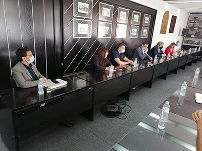 učesnici sastanka u Kragujevcu sa leve strane stolova