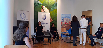 učesnici panela se okupljaju u sali Kulturnog centra Beograd